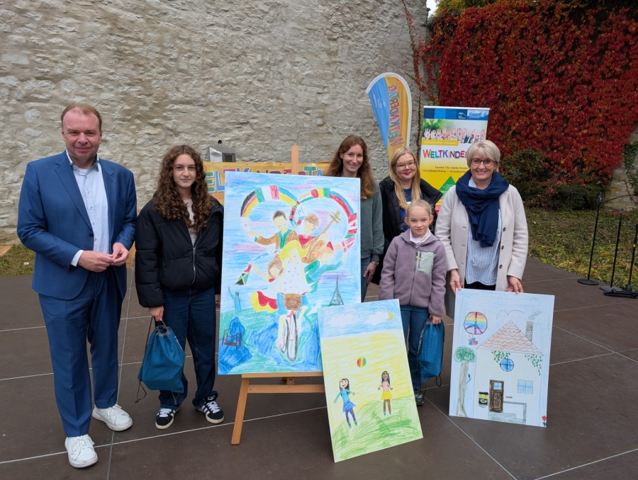 Prämierung des Malwettbewerbes für den Schulferienkalender 2026 am Weltkindertag des Kreisjugendamtes Paderborn in Bad Lippspringe: Ulrich Lange (Bürgermeister Bad Lippspringe), Siegerin Christina aus Bad Lippspringe, Linda Schulze-Rudolphi und Jessica Jürgensmeier (Kreisjugendamt Paderborn), Zweitplatzierte Siegerin Kinga aus Hövelhof, Annette Mühlenhoff (Dezernentin Kreis Paderborn, v.l.). © Kreis Paderborn